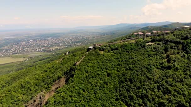 Letecký let vpřed k hradbám staré pevnosti v malém městečku Signagi, Georgia — Stock video