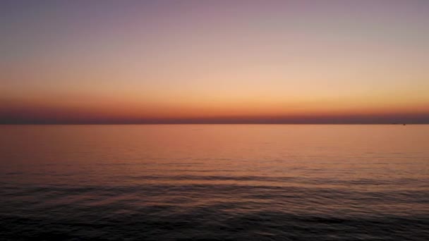 Volo sopra l'acqua a sinistra parallela al sole che appena tramontato. Preso dal drone — Video Stock