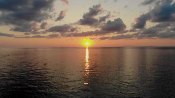 飞越水面向风景飞去：落日和乌云 — 图库视频影像