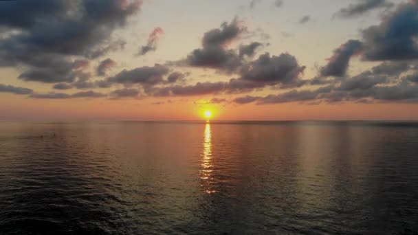 从风景中飞回水面：落日和乌云 — 图库视频影像