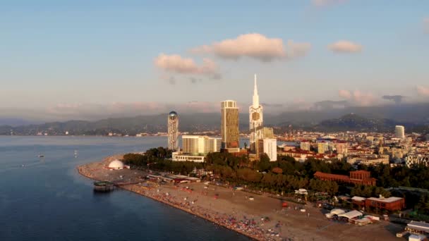 Widok z lotu ptaka na centrum Batumi, Gruzja. Ludzie relaksują się nad morzem — Wideo stockowe