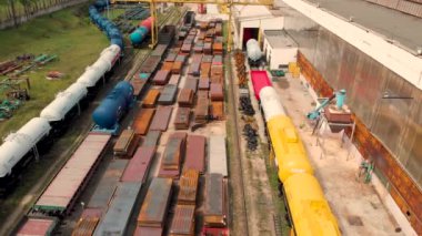 Vagonlarla fabrika trenlerinin üzerinde uçan hava aracı. Uçuş geri