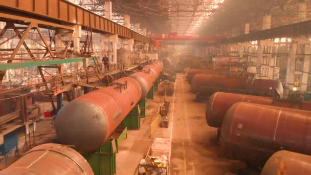 在工厂内部飞行，制造带有货车的铁路列车 — 图库视频影像