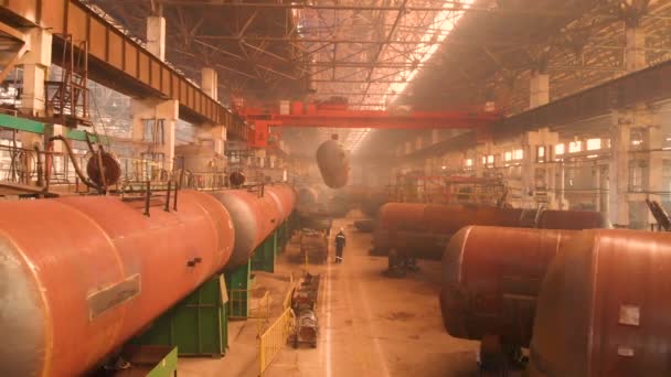 Vlucht in de fabriek voor de fabricage van spoortreinen met wagons — Stockvideo