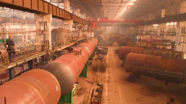 Slow flight inside the factory for manufacturing railway trains with wagons — Stock Video