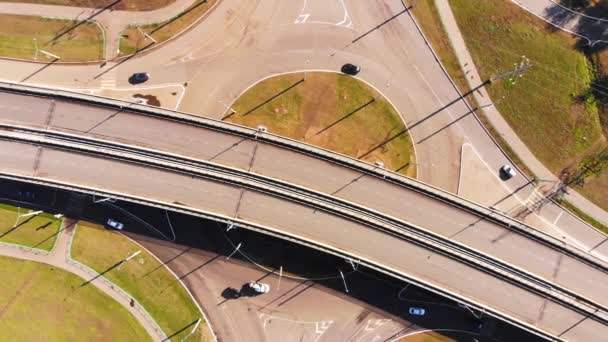 Вид с воздуха на перекресток с движущимися автомобилями в полдень. Снято беспилотником — стоковое видео