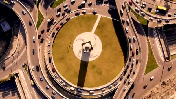 Vuelo aéreo se eleva sobre el cruce de carreteras con coches en movimiento. Tomado por drone, backspin — Vídeos de Stock