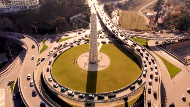 Vuelo aéreo se eleva sobre el cruce de carreteras con coches en movimiento. Tomado por dron — Vídeo de stock