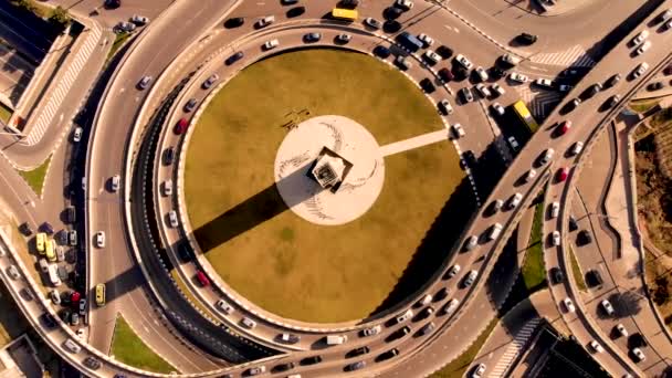 Vuelo aéreo se eleva sobre el cruce de carreteras con coches en movimiento. Tomado por el dron, levántate — Vídeos de Stock