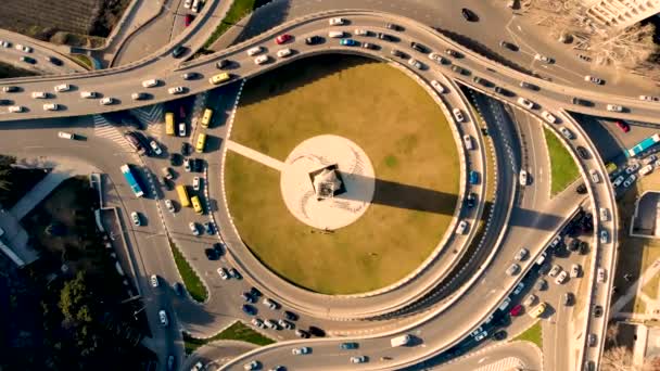 Vol aérien monter sur la jonction de la route avec des voitures en mouvement. Baisse du drone — Video