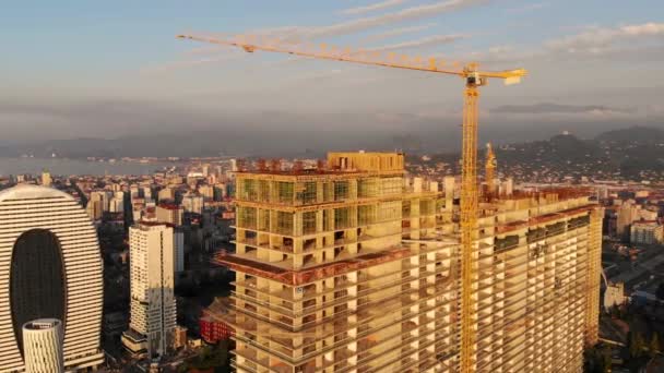 Повітряний радіальний політ навколо будівлі хмарочоса під час будівництва — стокове відео