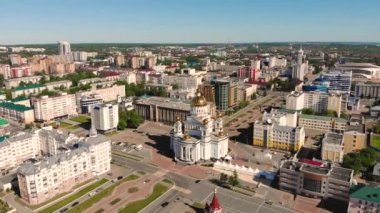 Saransk, Rusya 'daki katedrale doğru ilerliyorlar. İnsansız hava aracı tarafından çekiliyor.