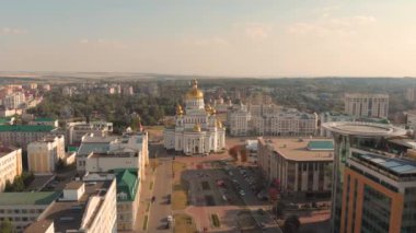 Saransk, Rusya 'daki katedrale doğru inen hava uçuşu. İnsansız hava aracı tarafından çekiliyor.