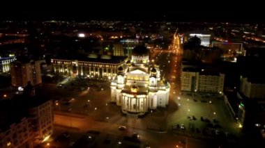 Saransk, Rusya 'da katedral üzerinde havadan uçuş. Geceleri insansız hava aracı tarafından çekiliyor.