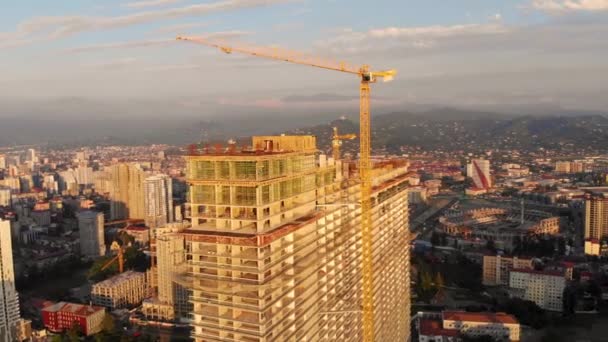 Vliegtuigvlucht rond het wolkenkrabbergebouw in aanbouw — Stockvideo