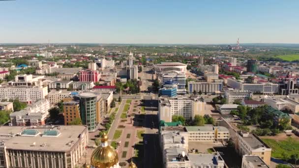 Voo aéreo de volta da catedral em Saransk, Rússia. Tomado por drone — Vídeo de Stock