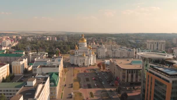 空中飛行はロシアのサランスクの大聖堂まで降下します。無人機による — ストック動画