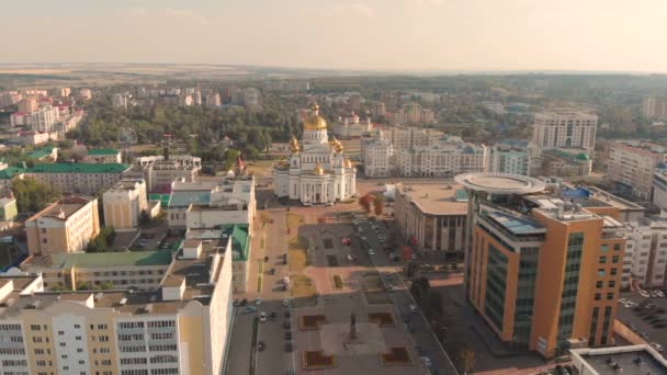 A repülőgép lassan ereszkedik le az oroszországi Saransk katedrálisba. A drón elrabolta. — Stock videók