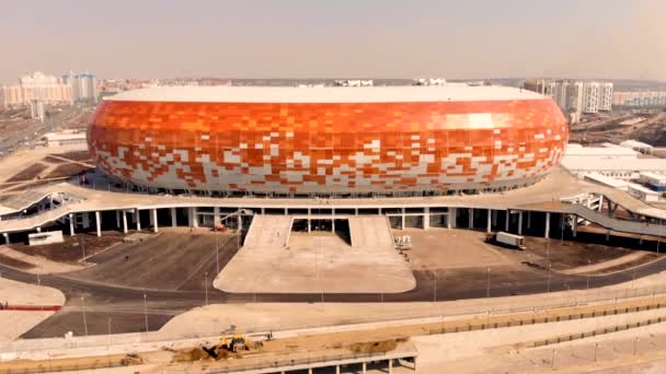 De lucht stijgt boven het stadion Mordovia Arena. Genomen door drone in het voorjaar — Stockvideo