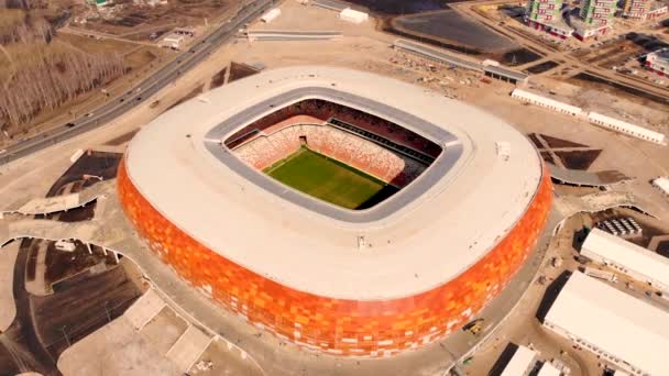 Vol radial aérien au-dessus du stade Mordovia Arena. Pris par drone au printemps — Video