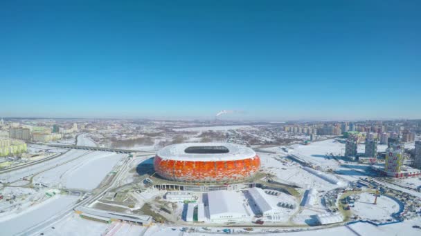 Vuelo en órbita aérea sobre el estadio Mordovia Arena. Tomado por dron en invierno — Vídeo de stock