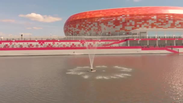 Blick aus der Luft auf Brunnen und Stadion Mordovia Arena. Per Drohne aufgenommen — Stockvideo