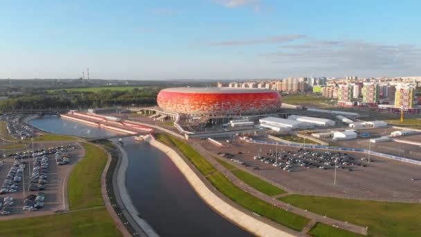 Luchtvlucht terug van het stadion Mordovia Arena na de wedstrijd. Genomen door een drone — Stockvideo