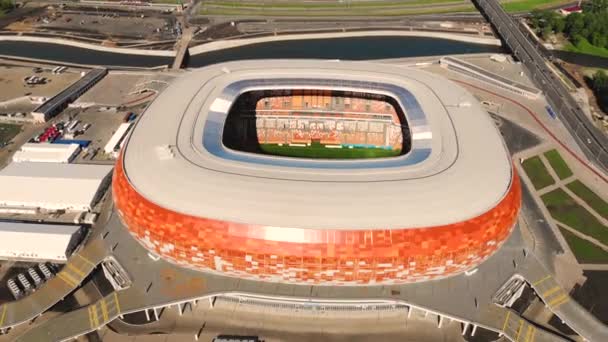 Luchtvlucht terug van het stadion Mordovia Arena. 's Ochtends ingenomen door een drone — Stockvideo