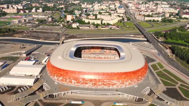 De antenne vliegt terug van het stadion Mordovia Arena. 's Ochtends ingenomen door een drone — Stockvideo