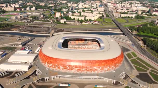 Flygplanet flyger tillbaka från arenan Mordovia Arena. Tagen av drönare på morgonen — Stockvideo