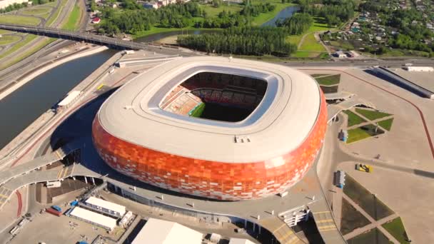 Luchtvlucht naar stadion Mordovia Arena. Genomen door drone in de zomerochtend — Stockvideo