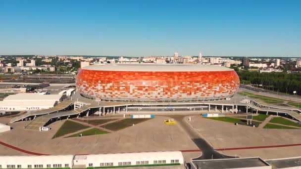 Vol aérien monter au-dessus du stade Mordovia Arena. Pris par drone le matin — Video