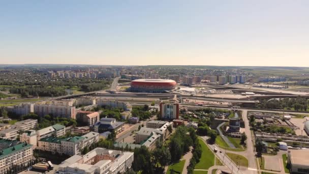 Aus dem Stadion Mordovia Arena fliegen die Flugzeuge zurück. Morgens per Drohne aufgenommen — Stockvideo
