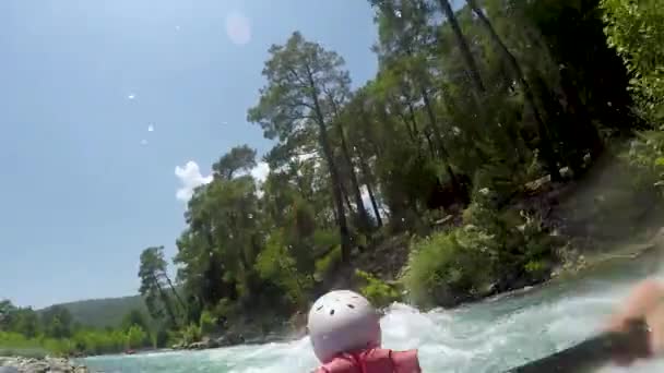 산악 강에서 레이싱을 하고 카메라로 물을 튀기는 모습 — 비디오