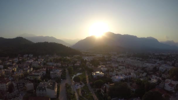 Aereo volare salire sopra città di montagna . — Video Stock