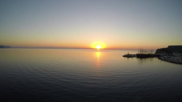 Vue aérienne du lever du soleil depuis la mer. Levée aérienne . — Video