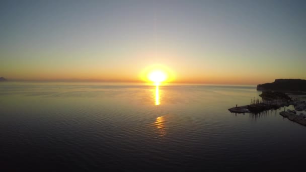 Aerial uplifting over coastal town. Aerial view of mountains at sunrise. — Stock Video