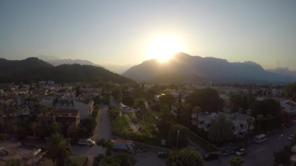 Aereo volare salire sopra città di montagna . — Video Stock