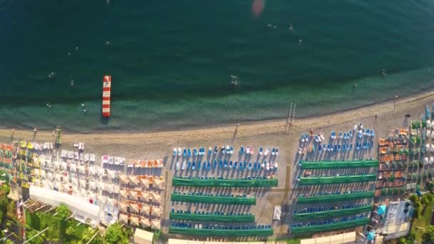 Vuelo aéreo sobre la playa . — Vídeo de stock