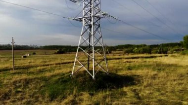 Yüksek voltajlı elektrik hattının hava denetimi. Elektriği kontrol et. İnsansız hava aracı tarafından çekiliyor.