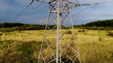 Yüksek voltajlı elektrik hattının hava denetimi. Elektriği kontrol et. İnsansız hava aracı tarafından çekiliyor.