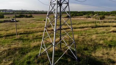 Yüksek voltajlı elektrik hattının hava denetimi. Elektriği kontrol et. İnsansız hava aracı tarafından çekiliyor.