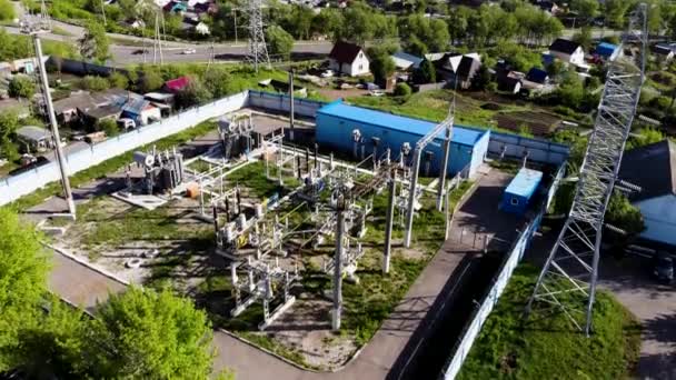 Inspection aérienne des sous-stations de la ville. Pris par drone — Video