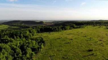 Tepe vadisine giden hava uçuşu. Gün batımında insansız hava aracı tarafından çekiliyor.