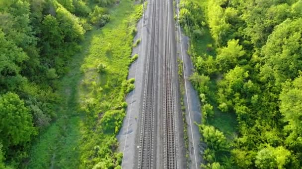Luchtvlucht over een lege spoorweg met hoogspanningsleidingen. Ingenomen door drone bij zonsondergang — Stockvideo