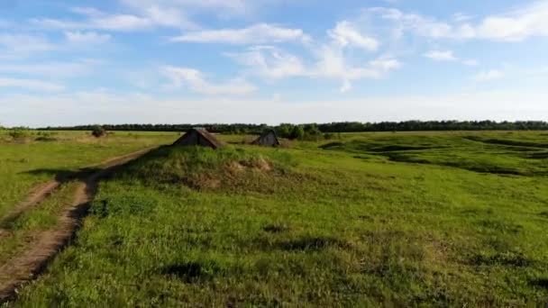 Vuelo más allá de la dugout, que sirve para albergar o almacenar alimentos. Tomado por dron — Vídeo de stock