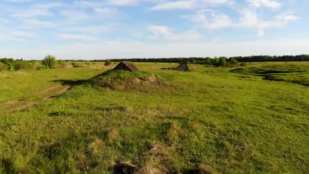 Vôo passado o dugout, que serve para abrigar ou armazenar comida. Tomado por drone — Vídeo de Stock