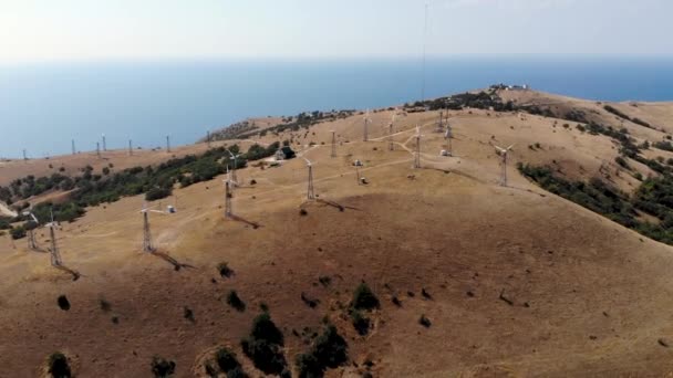 산 정상에 서 있는 풍차 로의 공중 비행. Taken by drone — 비디오