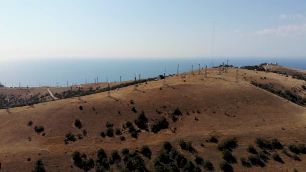 Luchtvlucht naar de windmolens op de top van de berg. Genomen door een drone — Stockvideo