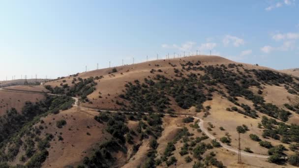 Vol aérien vers les moulins à vent debout sur le sommet de la montagne. Pris par drone — Video